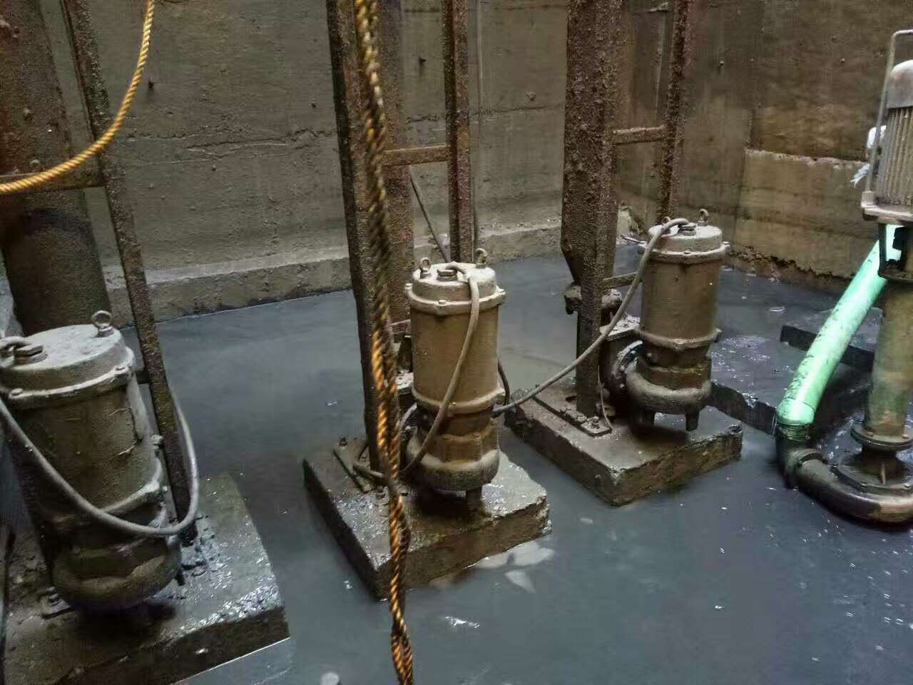 梁河污水池清理