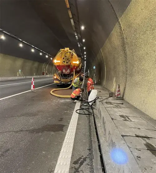 梁河隧道排水渠清淤